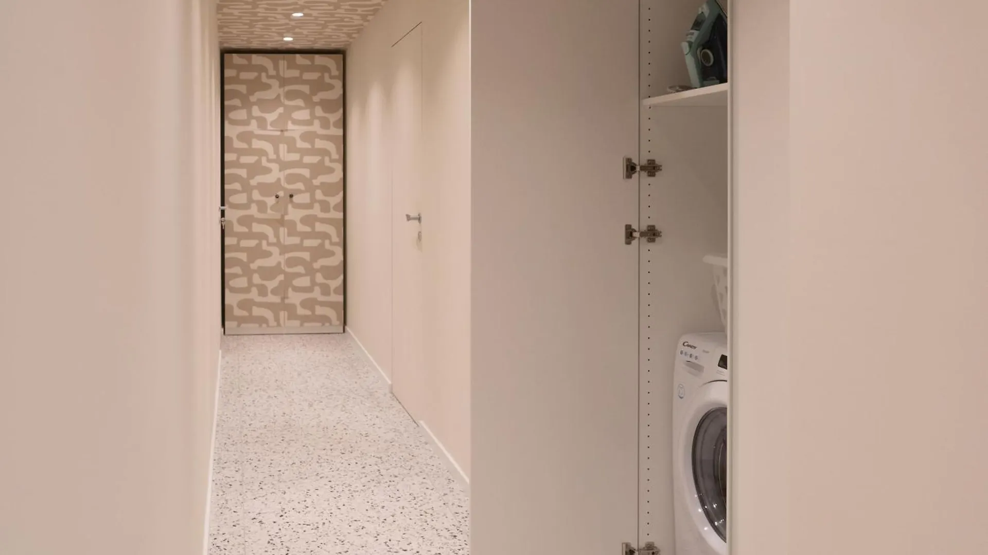 Auguste Studio Metro M1 Rembrandt 45 Milano İtalya